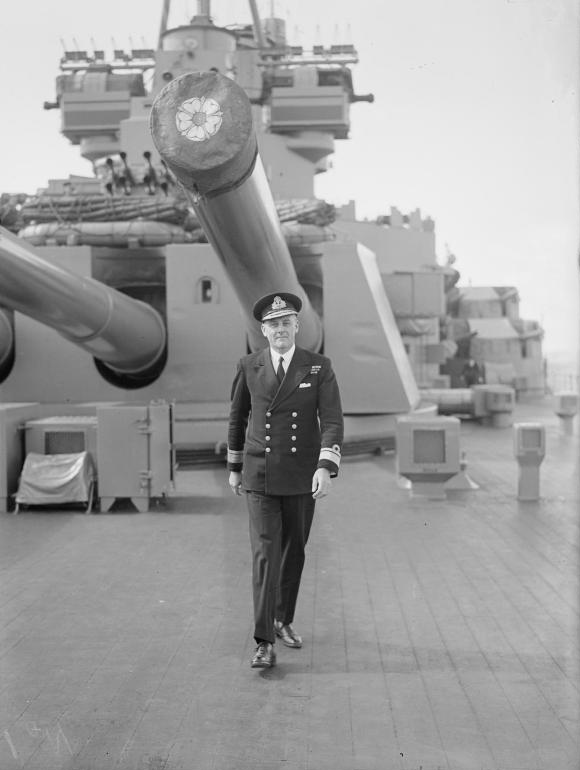 Almirante Douglas Fisher en la cubierta del HMS Duke of York
