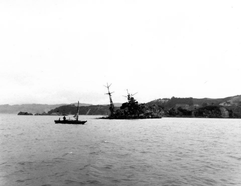 El IJN Tone semihundido en la bahía de Etajima, julio de 1945