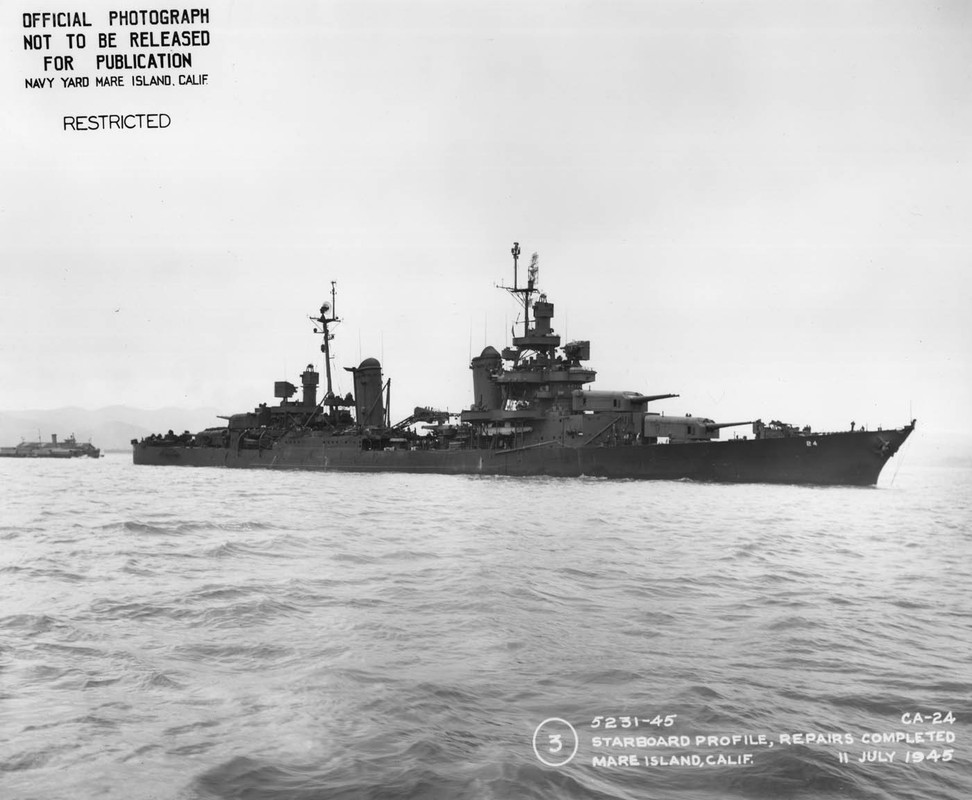 Vista lateral de estribor mientras está fuera de Mare Island después de la finalización de las reparaciones. Foto tomada el 11 de julio de 1945