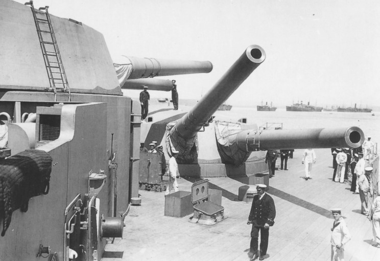 Las torretas de popa del HMS Queen Elizabeth en 1915