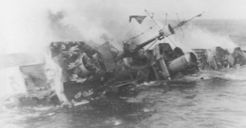 El Z26 incendiado por el HMS Trinidad
