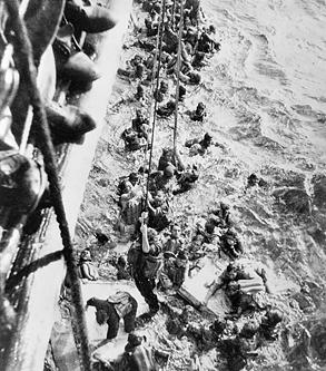 Supervivientes del Bismarck rescatados por el HMS Dorsetshire