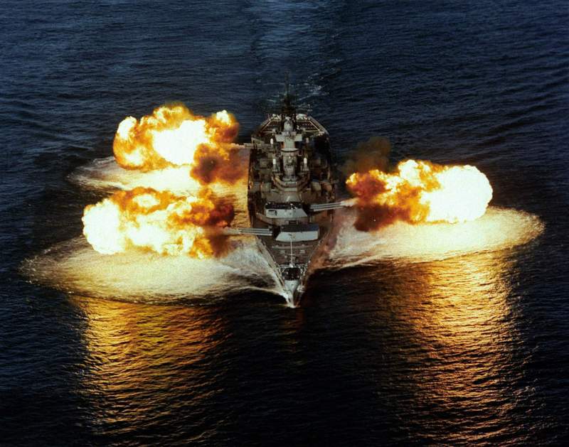 Vista del USS New Jersey BB-62 disparando sus cañones principales el 30 de Diciembre de 1986