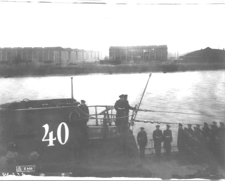Oblt. z. S. Karl-August Moll en la vela del U-40 cuando este fue comisionado