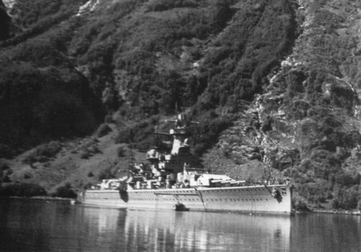 El Graf Spee en un fiordo noruego
