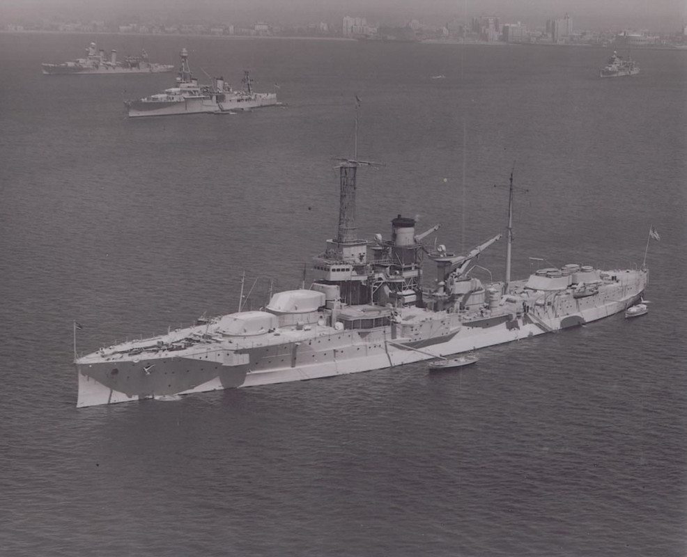 El USS Utah BB-31 anclado en Long Beach, California, el 18 de abril de 1935