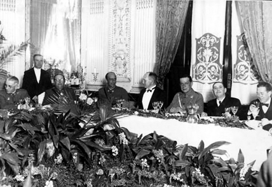 Hans Langsdorff preside el banquete que las autoridades de Ceuta celebraron en el Ayuntamiento honrando la visita del Graf Spee a la ciudad española el 27 de abril de 1939
