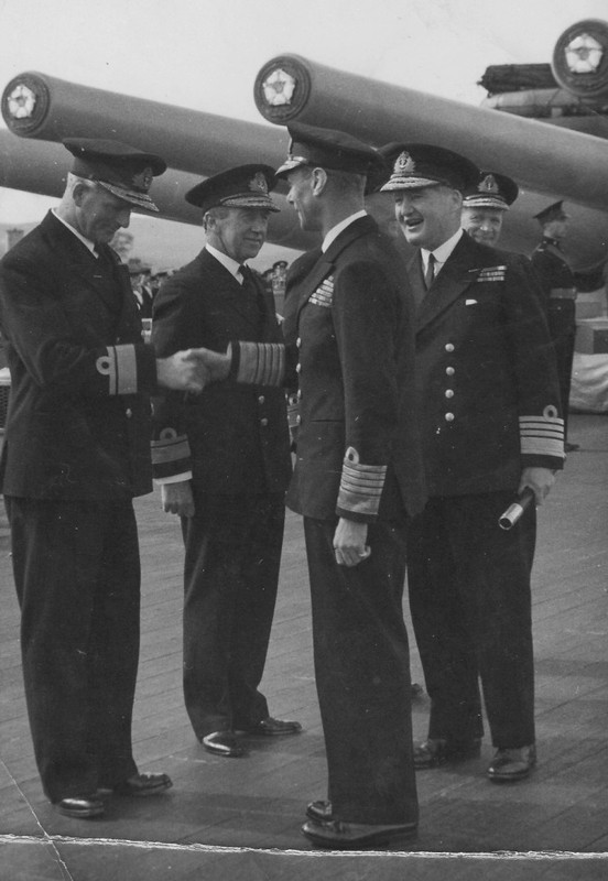 El Rey Jorge VI visita el HMS Duke of York