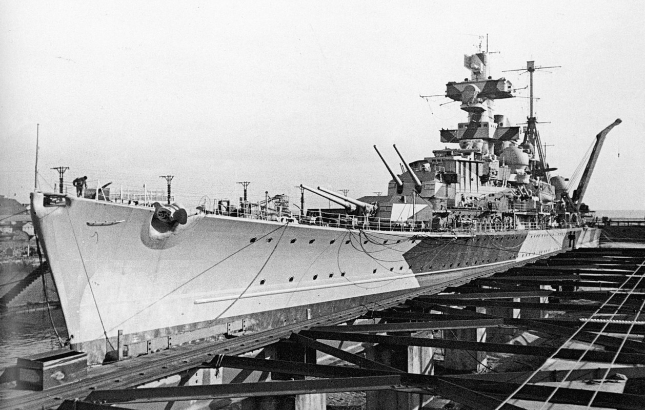 Crucero pesado alemán Admiral Hipper en Brest, 1941