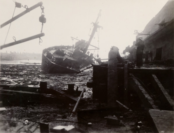 En primera imagen el USS Grandcamp completamente destruido y detrás el USS Wilson B. Keene