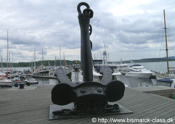 Una de las dos anclas rescatadas de los restos del naufragio de Blücher en el puerto de Oslo. La otra ancla que está en exhibición en la Ciudad de Drøbak