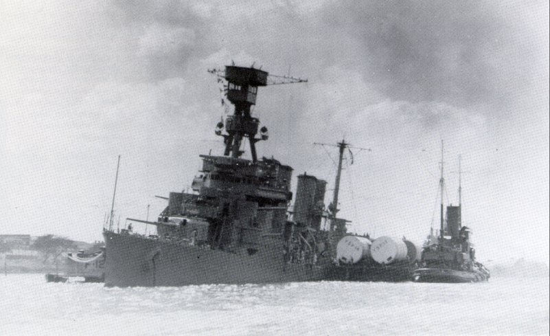 El Crucero Ligero USS Raleigh lucha por mantenerse a flote