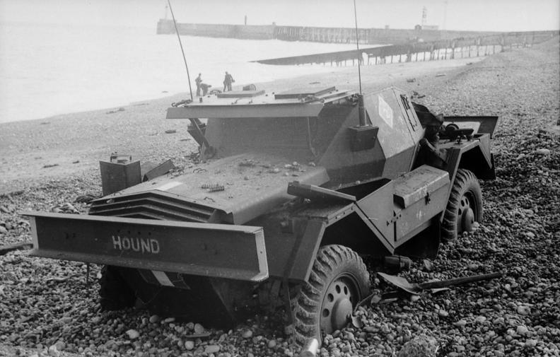 Un Daimler Dingo abandonado en la playa de Dieppe, el 19 de Agosto de 1942
