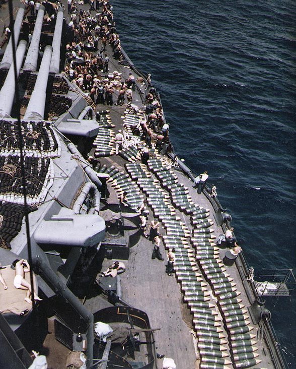 Proyectiles de 14 pulgadas en la cubierta antes de la invasión de Guam en julio de 1944