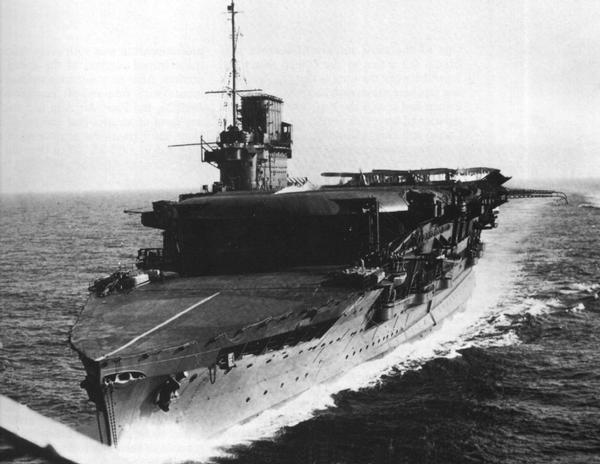 El HMS Courageous antes de la modernización de mediados de los años treinta, noten las catapultas en la cubierta principal