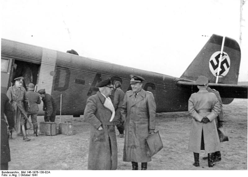 Canaris, tras su llegada a Smolensk, es recibido pon el Oberst Franz Eccard von Bentivegni en octubre de 1941