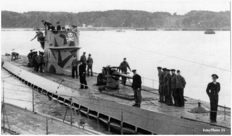 El U-40 en maniobras en puerto