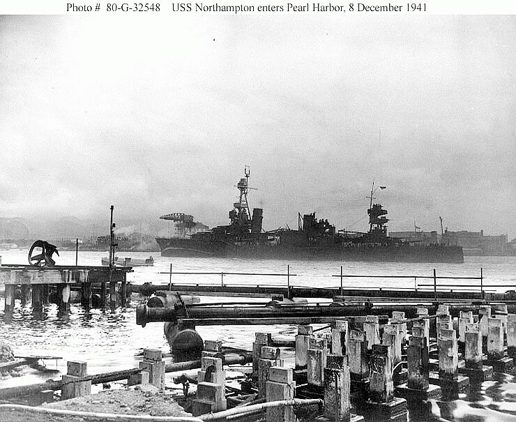 El USS Northampton el 8 de diciembre de 1941 en el Puerto de Pearl Harbor