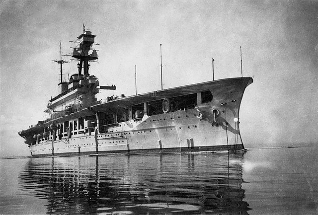 HMS Eagle en 1942