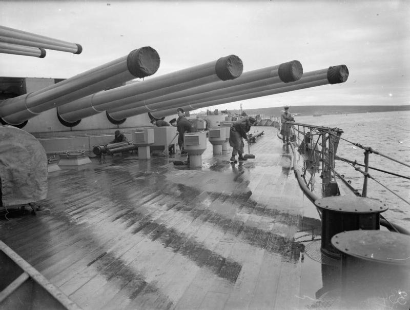 Tripulantes del HMS Anson limpiando la cubierta