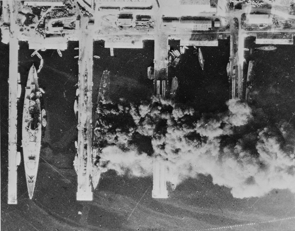 El Dunkerque, izquierda durante el suicidio de la flota francesa en Tolón, 1942