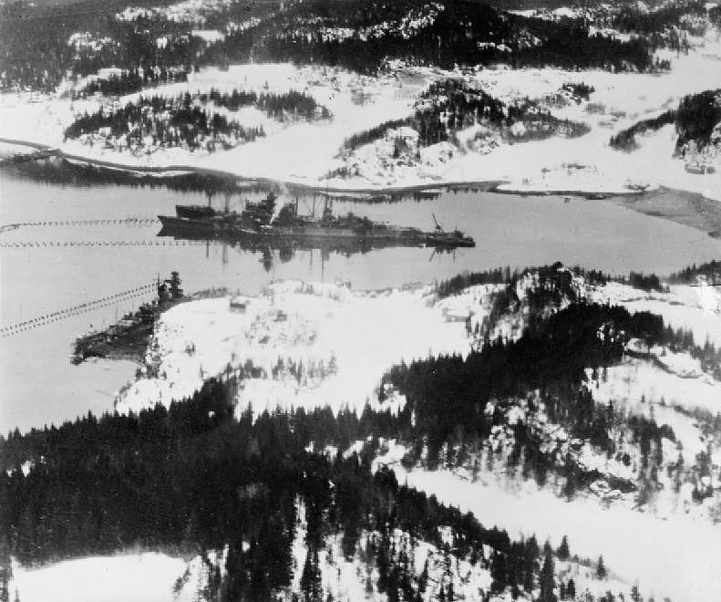 El Admiral Scheer y el Prinz Eugen anclados en el Loenfjord en marzo de 1942