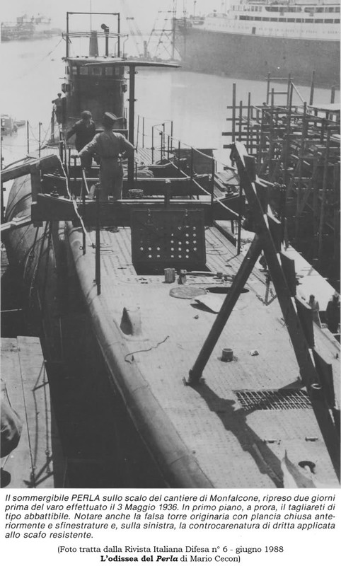 El RMI Perla en el dique de Monfalcone, se reanudó dos días antes del lanzamiento el 3 de mayo de 1936. En primer plano, en la proa, los cortadores de tipo plegable. Nótese también la torre original falsa con un tablón y canales adosados y, a la izquierda, la contrachapa de estribor aplicada al casco resistente