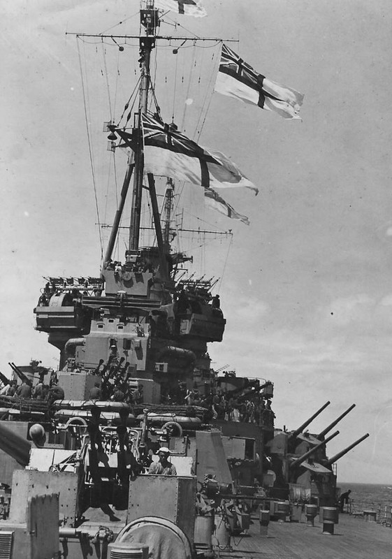 El 2 de septiembre 1945, el HMS Duke of York en la bahía de Tokio para la rendición del imperio japonés