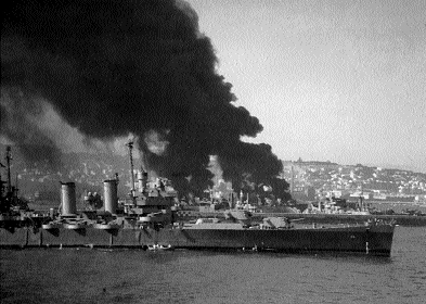 17 de junio de 1943. Buques incendiados en el puerto de Argel después de un ataque aéreo nocturno de la Luftwaffe. En primer plano el Crucero USS Savannah
