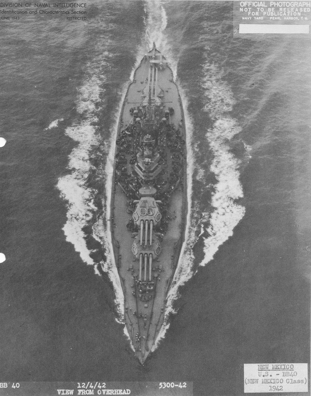 Vista aérea del USS New Mexico BB-40 navegando el 4 de diciembre de 1942