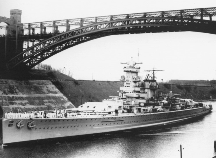 El Graf Spee atravesando el Canal de Kiel