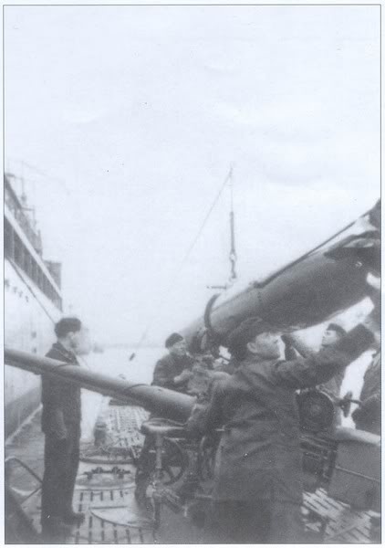 Carga de torpedos en el U-79