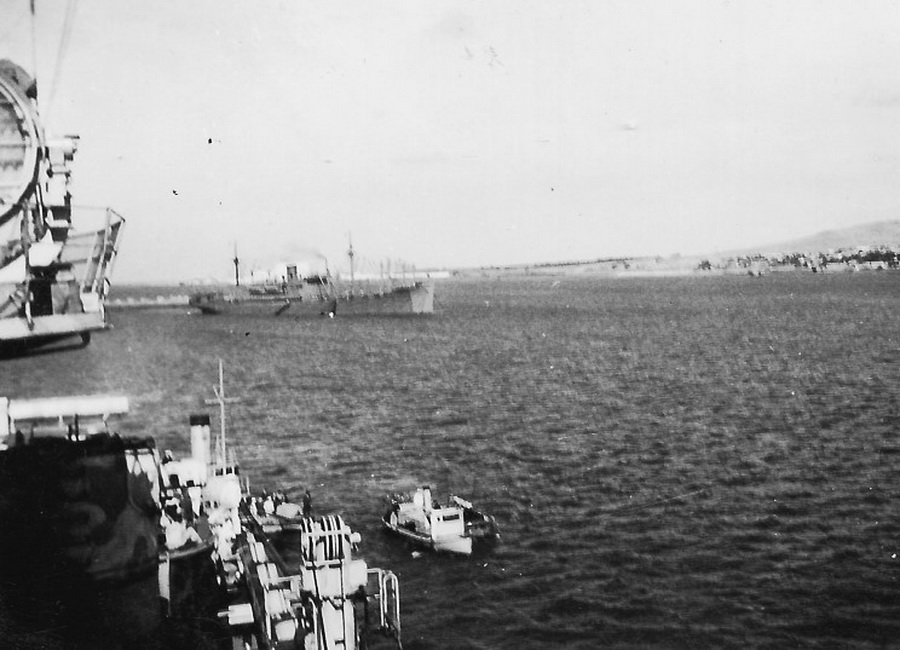 El 17 de diciembre de 1939, el Tacoma llega a Montevideo, visto desde el Graf Spee