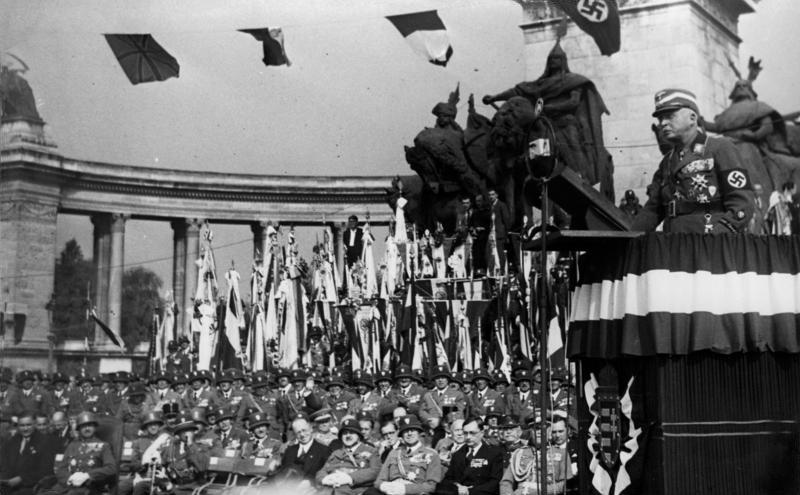 Karl-Eduard von Sachen-Coburg und Gotha dando un discurso, el 1 de octubre de 1937