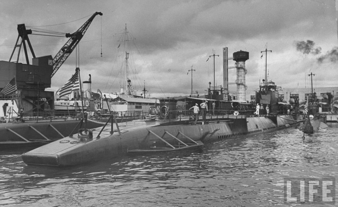 Submarinos en Pearl Harbor, el Pollack SS-180 en el extremo izquierdo, Nautilus SS-168 y Argonaut SS-166. 1940