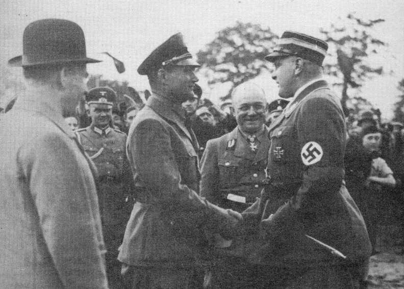 Edmund Heines, derecha, y Ernst Röhm durante un evento en 1933