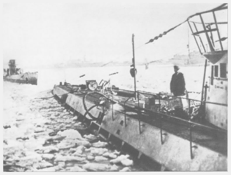 U-44 entre el hielo del puerto