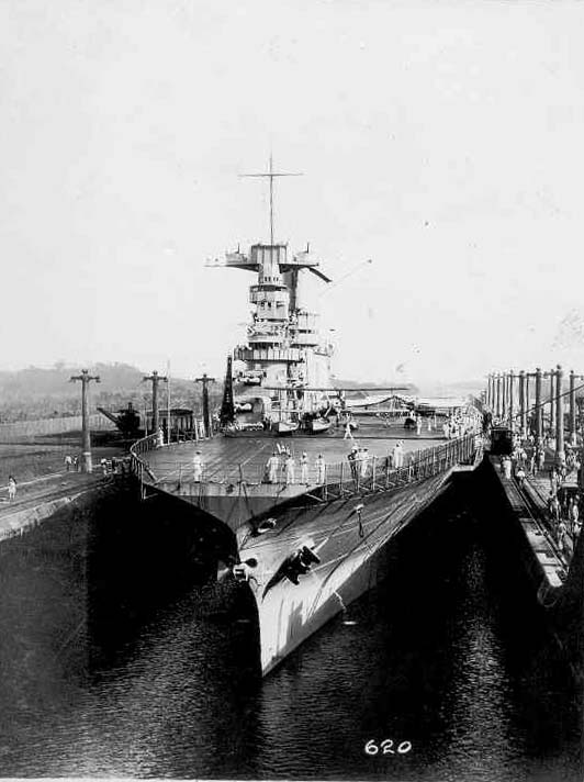 El USS Saratoga atravesando el Canal de Panamá en 1928