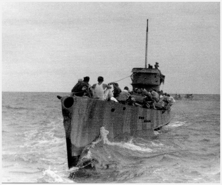 Supervivientes del SS Python en la cubierta del U-68