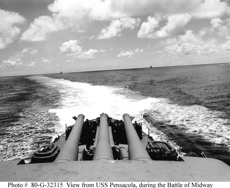 Batalla de Midway, junio de 1942 - Vista mirando hacia popa en el USS Pensacola CA 24 mientras navega en ayuda del USS Yorktown CV 5 durante la tarde del 4 de junio de 1942