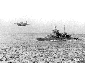 El Acorazado HMS Warspite y un caza Martlet del Arma Aérea de la Flota