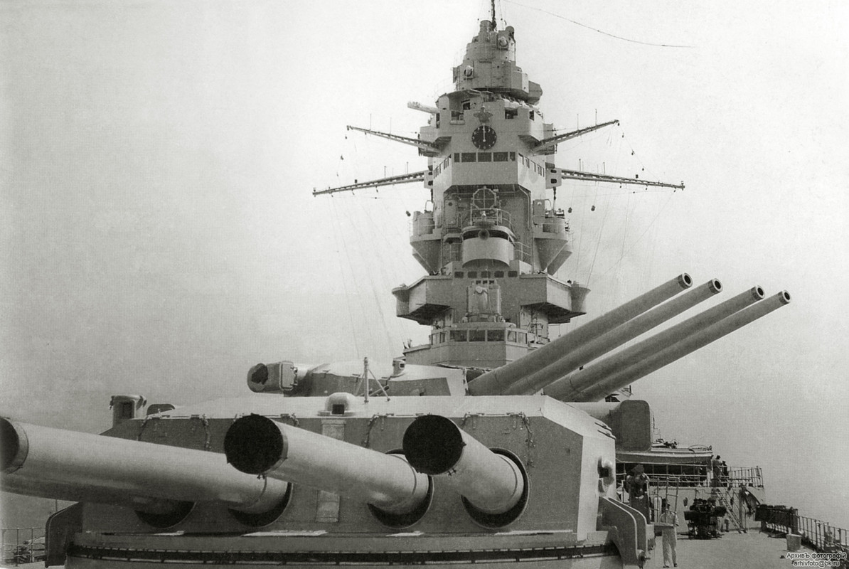 Las dos torres cuádruple del acorazado francés Dunkerque
