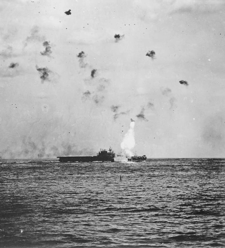 El USS Enterprise bajo ataque en 1945