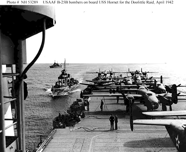 El USS Hornet CV-8 durante el Raid de Doolittle en abril 1942