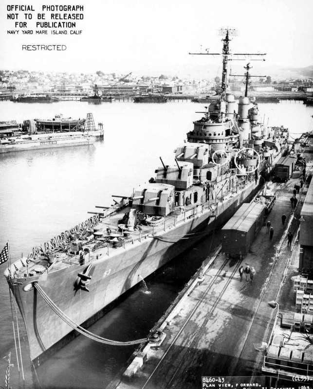 El USS San Diego CL 53 en Mare Island el 31 de diciembre de 1943. El USS San Diego estuvo en revisión en Mare Island desde el 15 de diciembre de 1943 hasta el 2 de enero de 1944. Los círculos indican elementos que fueron modificados durante este período