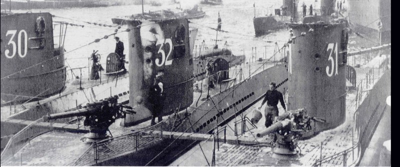 El U-32 flanqueado por el U-30 y el U-31