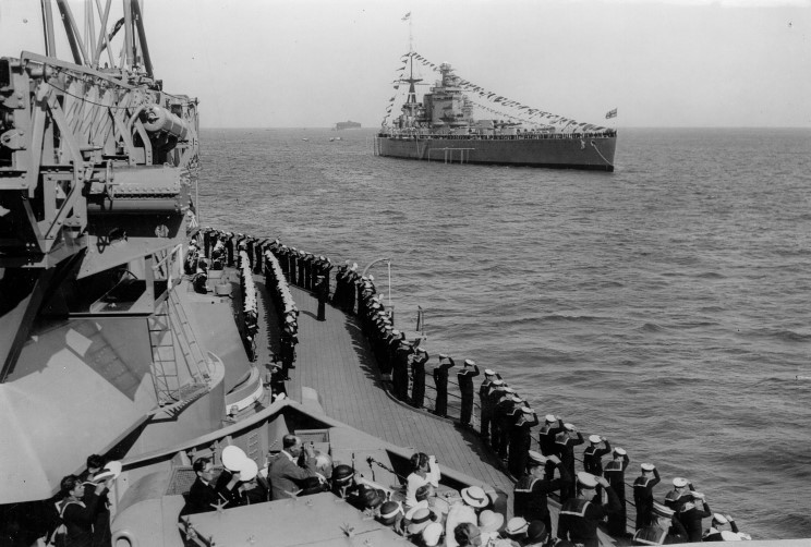 17 de julio de 1937, el HMS Rodney visto desde el HMS Barham durante una revisión de la flota en Spithead
