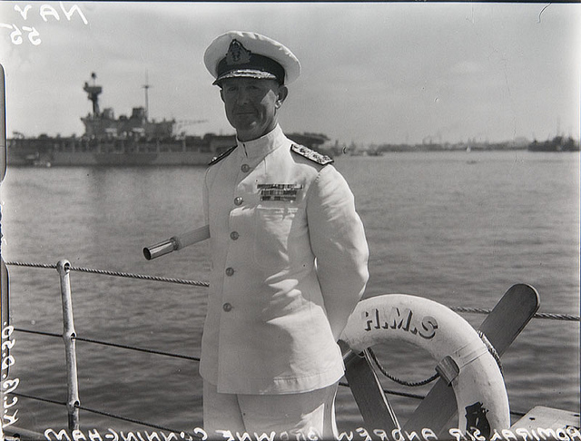 El Almirante sir Andrew Browne Cunningham jefe de la mediterranean fleet a su espalda el HMS Eagle