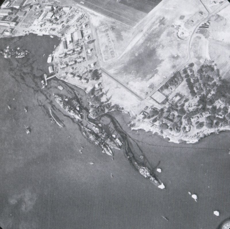 Vista aérea de la fila de acorazado, el 10 de diciembre de 1941