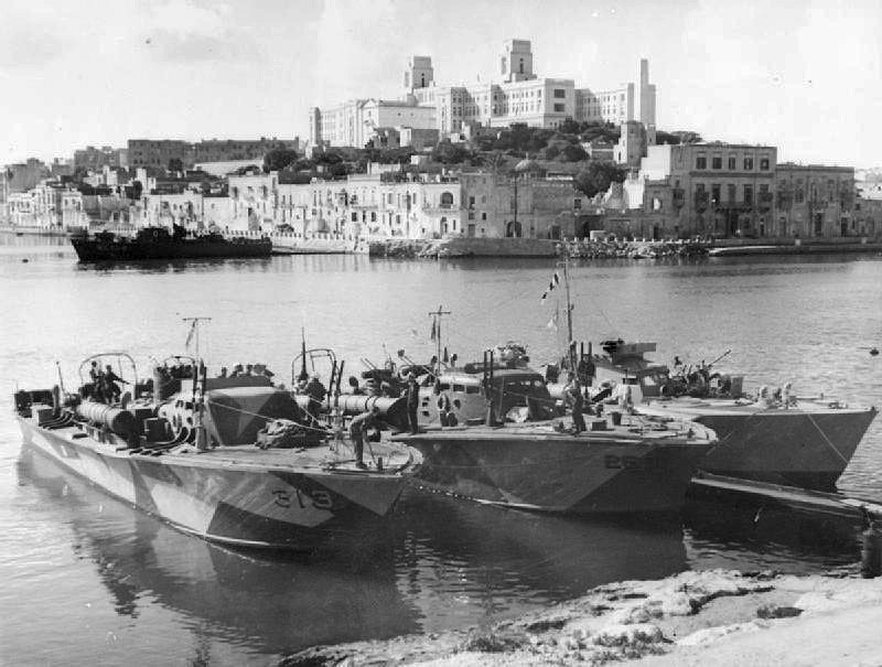 Un trío de BPT Británicas, Ex-USS PT-55, USS PT-54, y USS PT-53, atracadas en la base de submarinos de la Royal Navy en el Lazareto, Malta